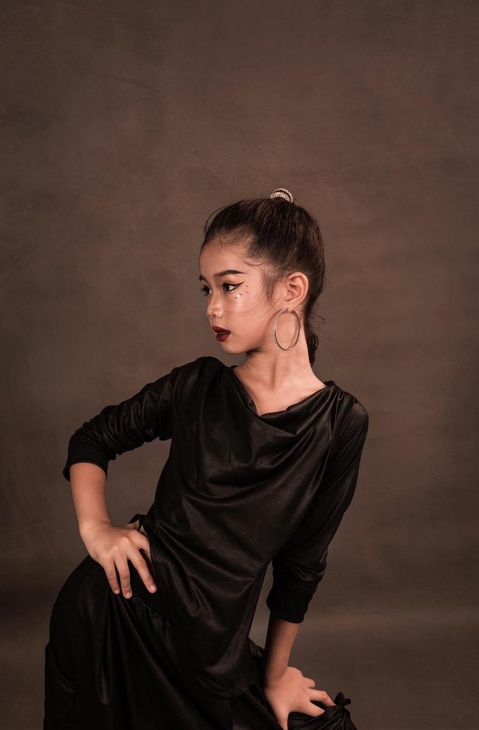 Quang Binh little girl Le Vi: 1m67 tall at 11 years old, holding the gold trophy for child model in Asia - Photo 8