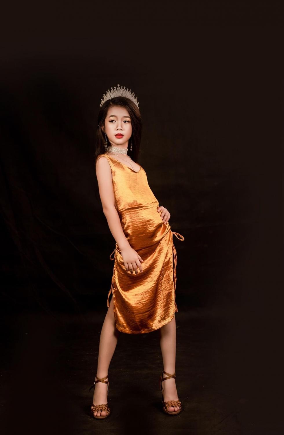 Quang Binh little girl Le Vi: 1m67 tall at 11 years old, holding the gold trophy for child model in Asia - Photo 9
