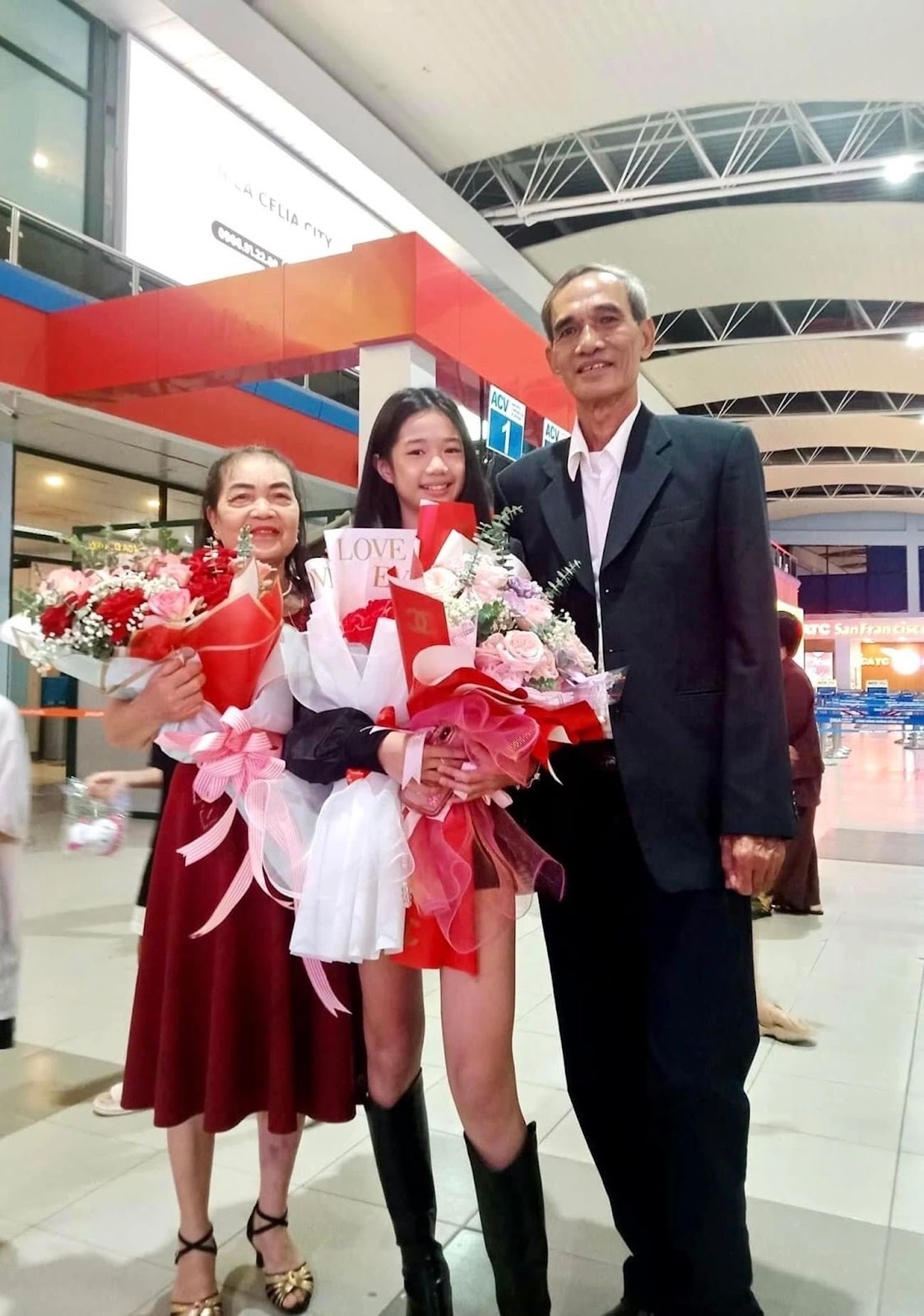 Quang Binh little girl Le Vi: 1m67 tall at 11 years old, holding the gold trophy for child model in Asia - Photo 4