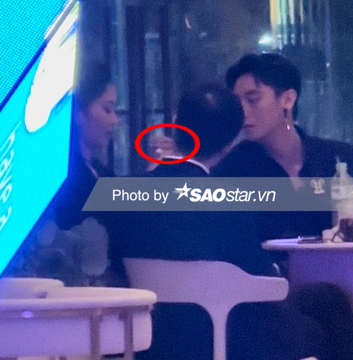 Suspicion of Rocker Nguyen dating Nam Ems sister: Fighting alone after the event, taking good care of each other? - Photo 1