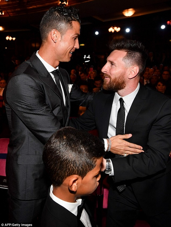 Ronaldo ê chề vì không lọt nổi Top 20 trung phong hay nhất thế giới, Messi không muốn chung đội? - Hình 6