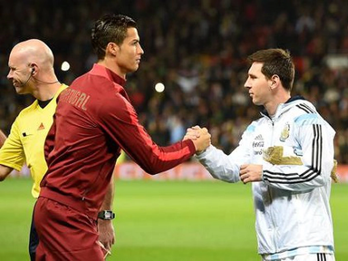 Ronaldo ê chề vì không lọt nổi Top 20 trung phong hay nhất thế giới, Messi không muốn chung đội? - Hình 4