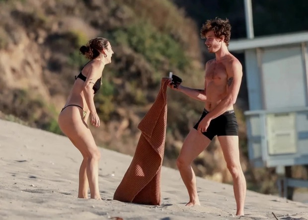 Shawn Mendes hóa phi công hẹn hò đàn chị hơn 12 tuổi, netizen đỏ mặt nhìn chằm chằm vào 1 thứ - Hình 2