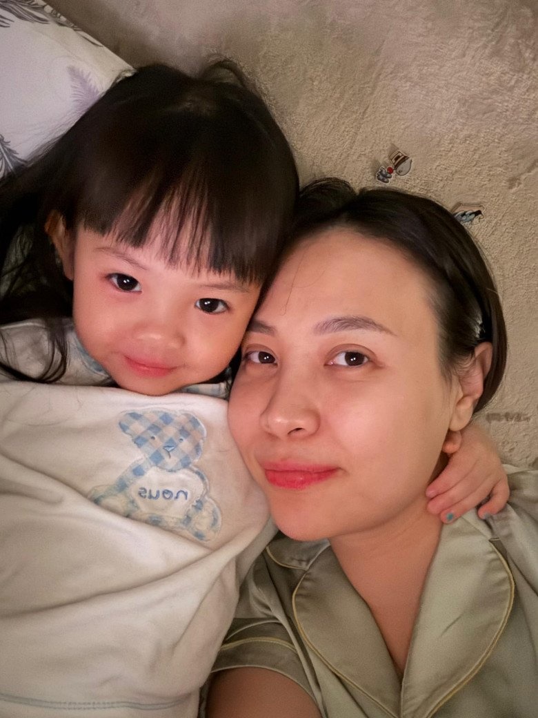 Dam Thu Trangs daughter, the older she gets, the more she resembles her mother, causing a fever with an action when she saw her mother tired - Photo 1