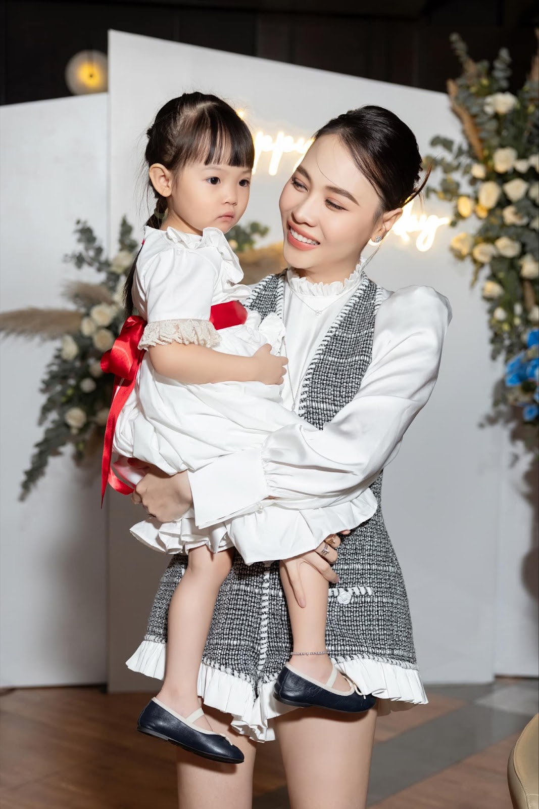 Dam Thu Trangs daughter, the older she gets, the more she resembles her mother, causing a fever with an action when she saw her mother tired - Photo 3