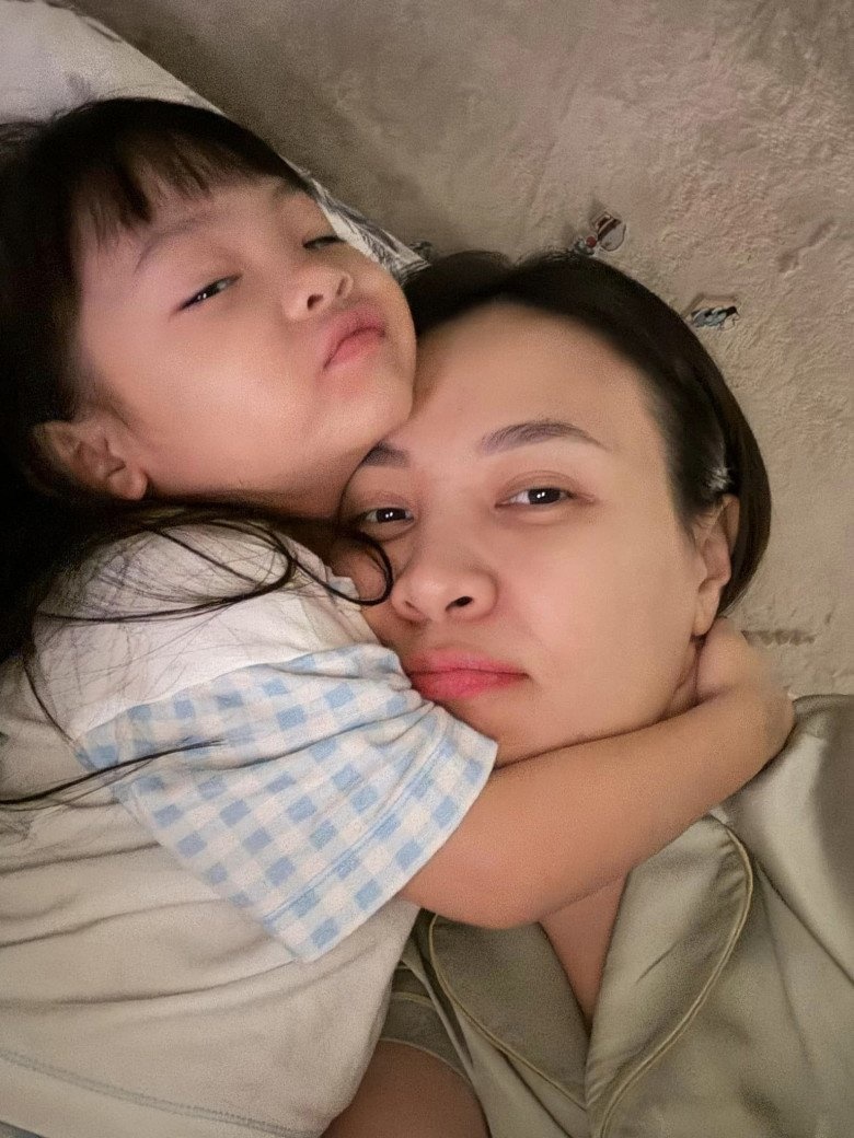 Dam Thu Trangs daughter, the older she gets, the more she resembles her mother, causing a fever with an action when she saw her mother tired - Photo 2
