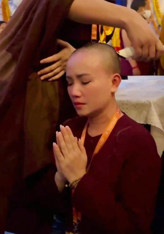 Diễn viên Hoàng Yến trước khi xuống tóc, chăm diện đồ kiệm vải, chịu đau để có vòng eo con kiến - Hình 1