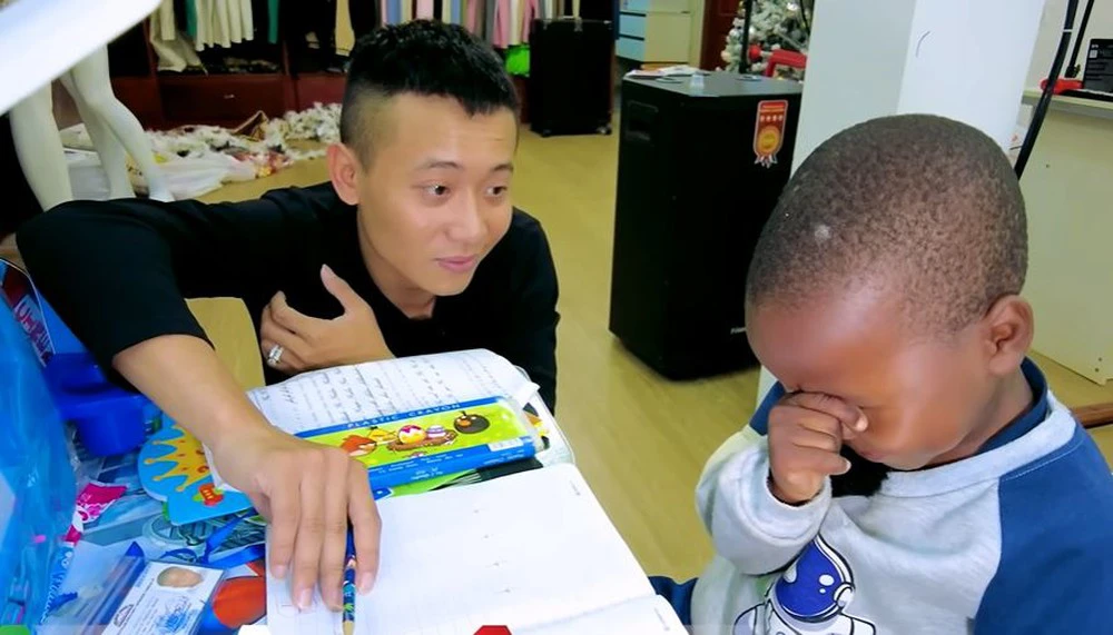Lôi Con bất ngờ bị Quang Linh Vlogs cấm túc, khóc hết nước mắt vẫn không được chú tha - Hình 6