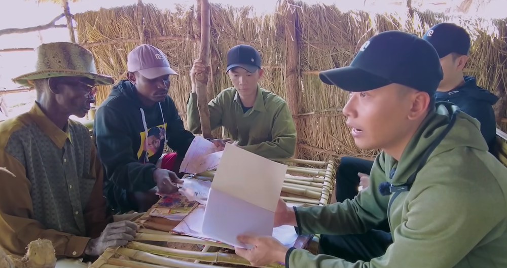 Mẹ ruột Quang Linh Vlog dành dụm từng đồng gửi sang châu Phi cho con trai, lý do gây xúc động - Hình 2