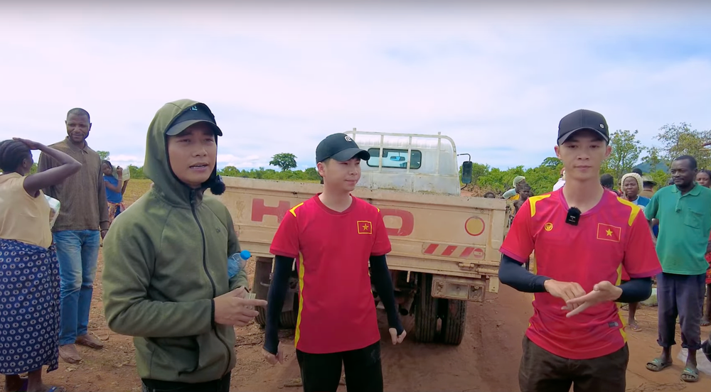 Mẹ ruột Quang Linh Vlog dành dụm từng đồng gửi sang châu Phi cho con trai, lý do gây xúc động - Hình 1