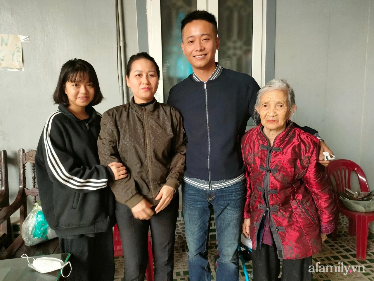 Mẹ ruột Quang Linh Vlog dành dụm từng đồng gửi sang châu Phi cho con trai, lý do gây xúc động - Hình 6