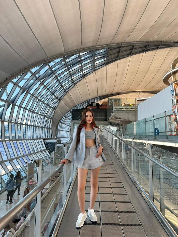 Nawat quen đường cũ, ưu ái con cưng, cho đương kim Miss Grand ra rìa, Hoàng Phương bị ghẻ lạnh - Hình 4