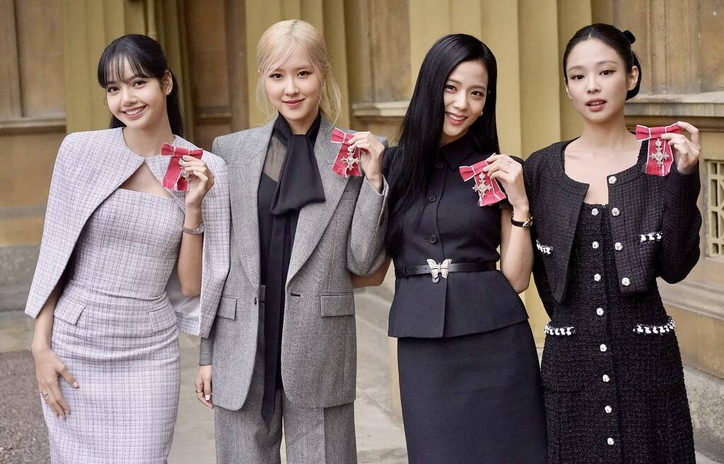 Rosé (BLACKPINK) liên tục nhận tin vui, khoảnh khắc chung khung hình thành viên Samsung gây sốt - Hình 5