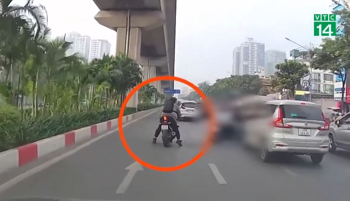 Thanh niên lái phân khối lớn gây tai nạn bỏ chạy chưa biết mình sai, phản ứng cô người yêu mới sốc - Hình 2