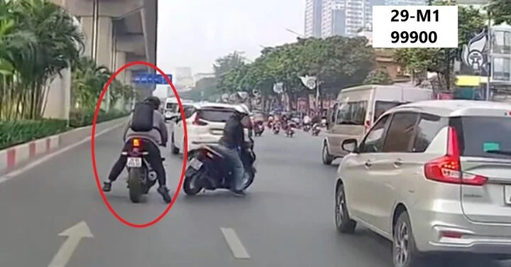 Thanh niên lái phân khối lớn gây tai nạn bỏ chạy chưa biết mình sai, phản ứng cô người yêu mới sốc - Hình 1