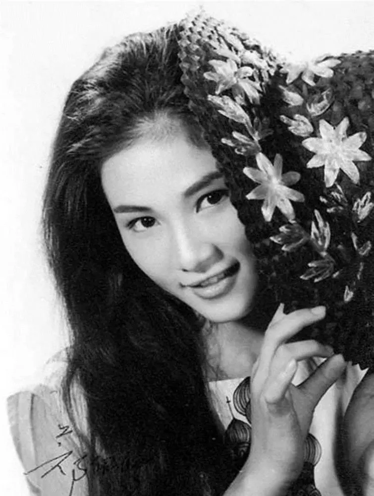 Trịnh Phối Phối - Nhất tỷ phim võ hiệp: Đời bi kịch ở nhờ cửa chùa, ly hôn, phá sản vẫn hạnh phúc - Hình 2
