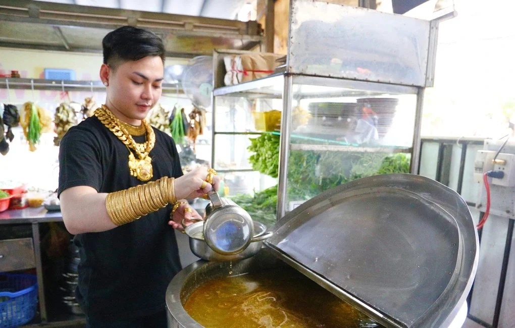 Chàng trai bán lẩu bò vì đam mê, đeo 80 cây vàng lên người để đứng bán hàng, khách ồ ạt xin vía - Hình 1