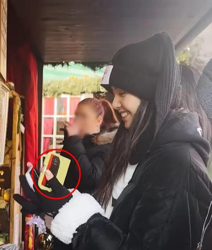 Lisa (BLACKPINK) cầm thẻ đen thuộc 0,05% giới siêu giàu, Jennie lại bị mắng vì V (BTS)? - Hình 2