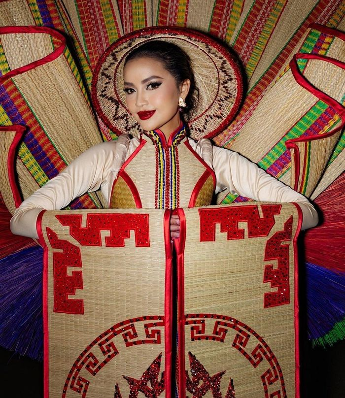 Ngọc Châu né giải trang phục dân tộc vì chỉ trích, Miss Universe trở thành gánh xiếc giống MGI? - Hình 9