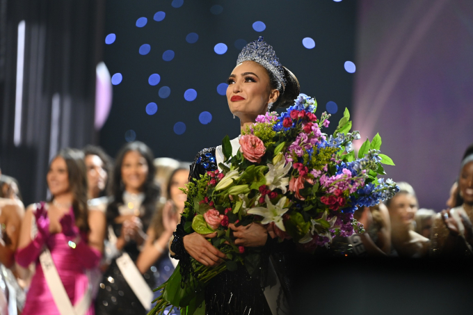 Tân Miss Universe gây chấn động với bộ ảnh mới nhất, Mr.Nawat bị Đương kim MGI 'báo' - Hình 1