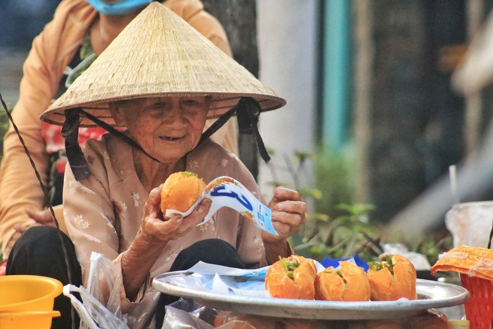 Cụ bà Bình Dương bán bánh mì 5k đủ rau thịt, không cho mua nhiều vì lo người nghèo hết bánh - Hình 6