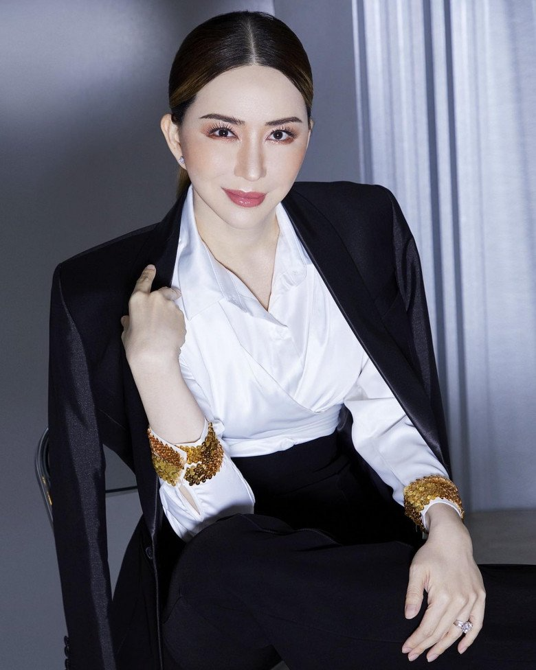 Dì Anne Miss Universe bất ngờ được vinh danh giữa lùm xùm bị tố độc đoán và hám lợi - Hình 4