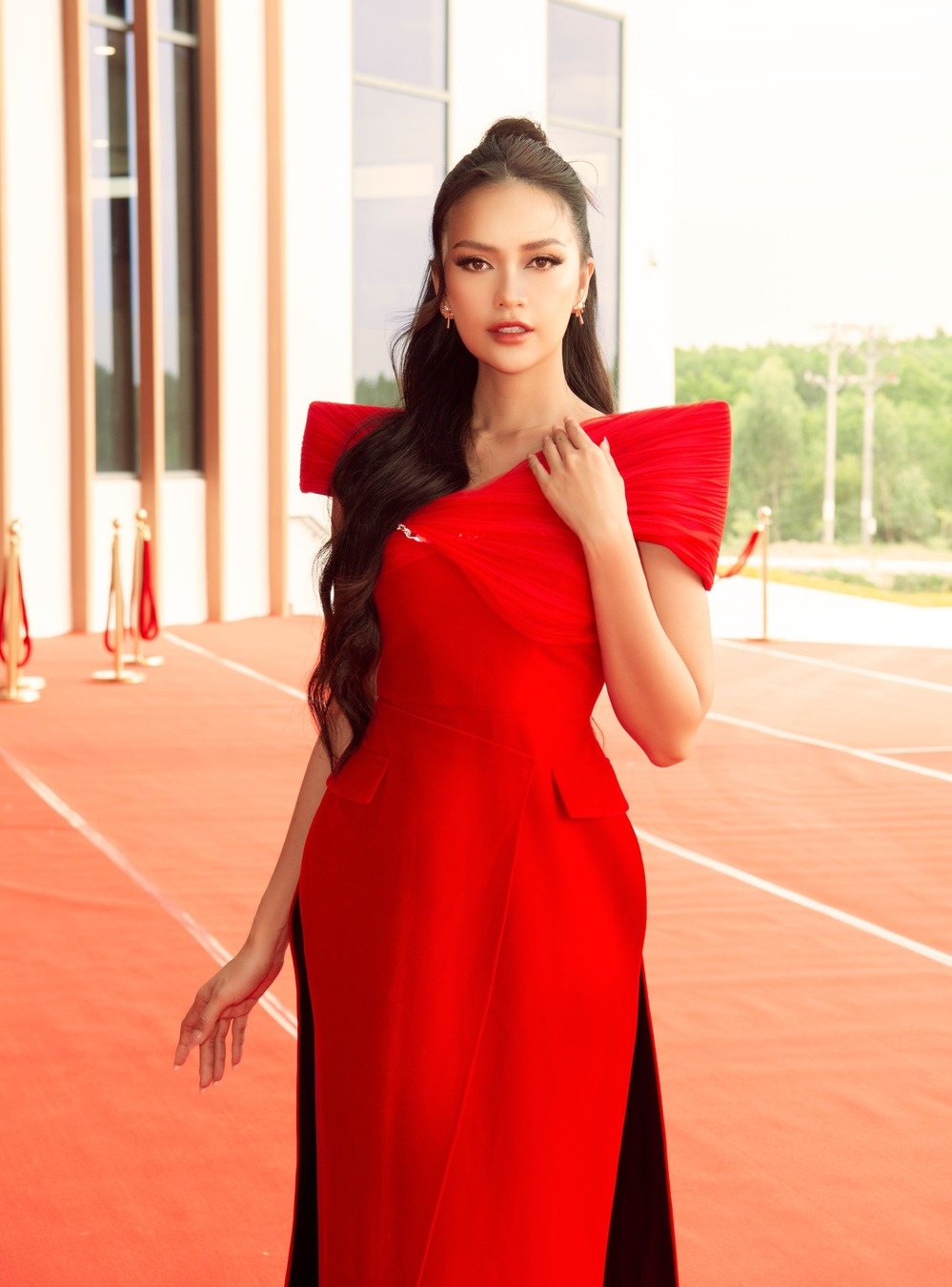 Ngọc Châu bại trận trước Á hậu 1 Miss Charm, Lương Thùy Linh lên đời làm Phó trưởng BGK MWVN - Hình 5