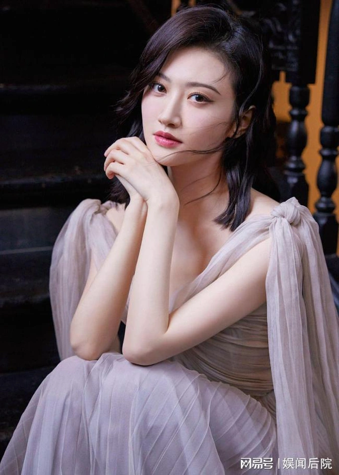 Bạn trai Cảnh Điềm bị bắt để điều tra vụ phát tán clip, tống tiền nữ diễn viên? - Hình 1