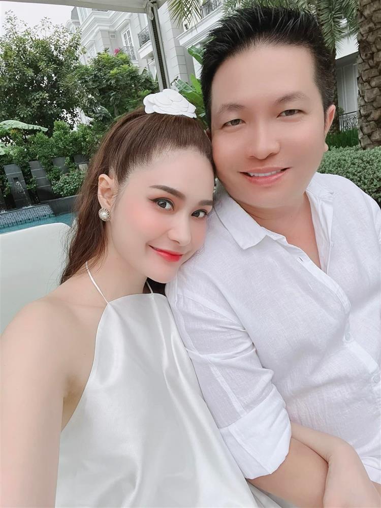 Chồng Đoàn Di Băng: Đại gia khét tiếng, vướng tin hẹn hò gái trẻ Vbiz vẫn được vợ bênh chằm chặp - Hình 6