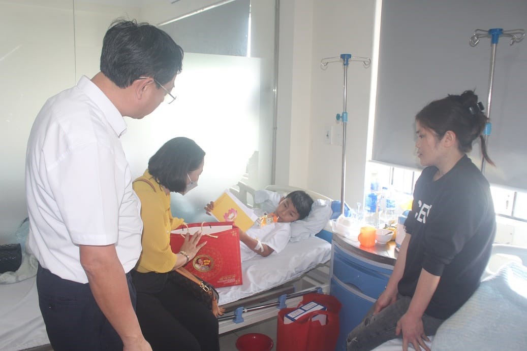 Hoàn cảnh đáng thương của vợ chồng trẻ có 3 con nhỏ nguy kịch trong vụ nổ gara ở Nghệ An - Hình 6