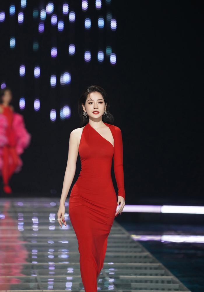 Chi Pu chính thức tung loạt ảnh khoe visual hút hồn tại Đạp Gió 2023, sẵn tiện vỗ mặt antifan - Hình 2
