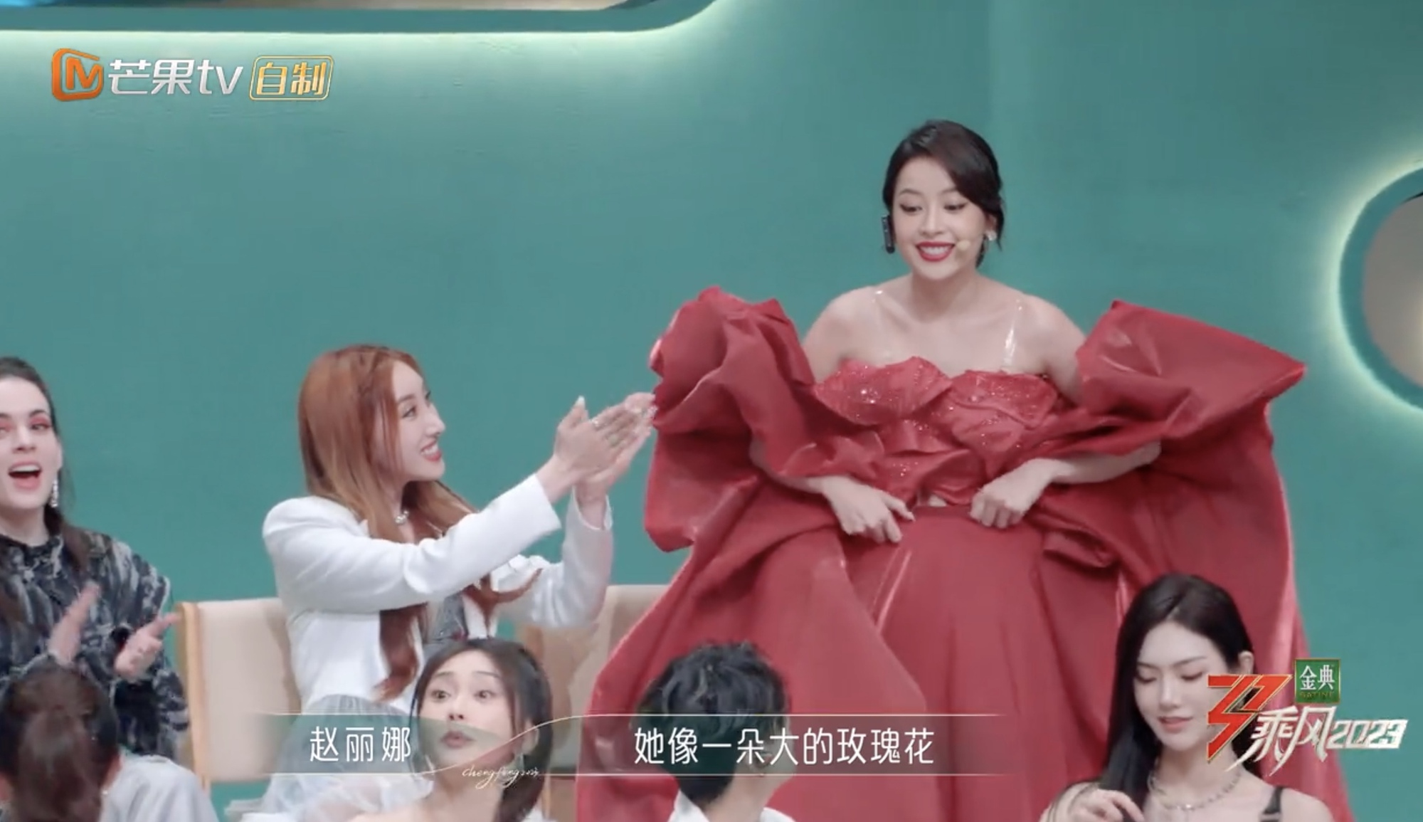 Huỳnh Hiểu Minh tỏ thái độ khi Chi Pu hát live, dàn tỷ tỷ đạp gió làm 1 hành động an ủi đại diện VN - Hình 4