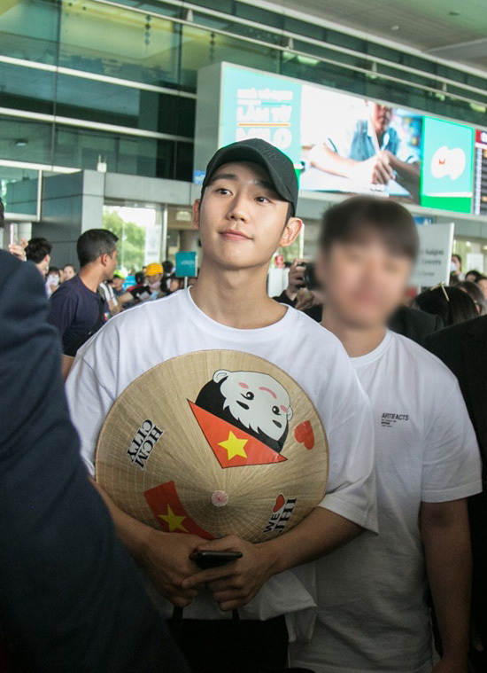 Jung Hae In đến Việt Nam: Mê mẩn với món ăn Việt, âm thầm xuất hiện khiến fan nháo nhào? - Hình 3