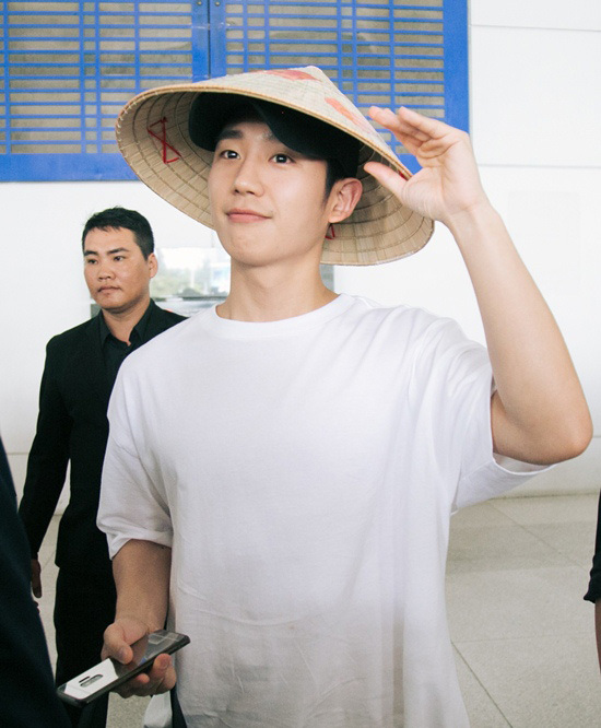Jung Hae In đến Việt Nam: Mê mẩn với món ăn Việt, âm thầm xuất hiện khiến fan nháo nhào? - Hình 4