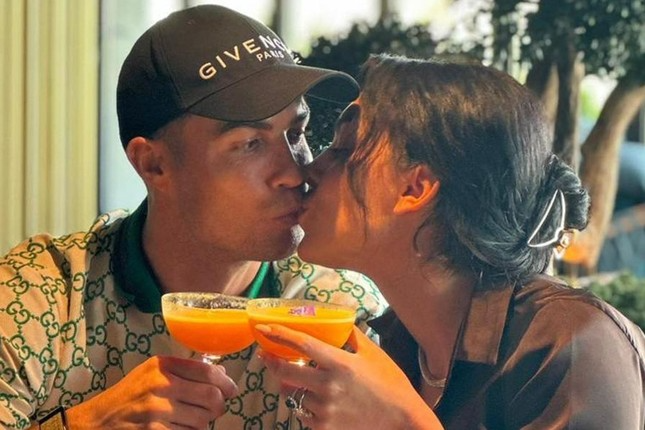 Ronaldo và bạn gái Georgina bị tóm sống ở bệnh viện, hành động khiến nhiều người phát sốc - Hình 4