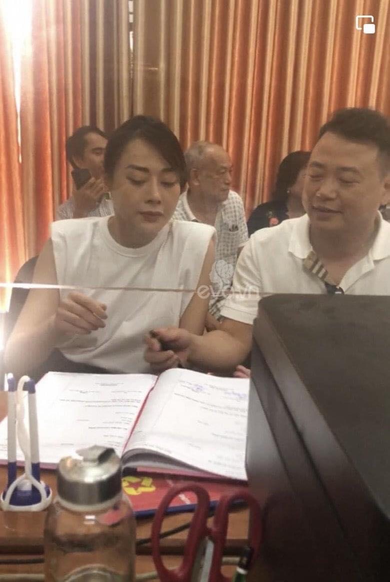 Phương Oanh và Shark Bình chính thức đăng ký kết hôn, dân mạng nghi cưới chạy bầu - Hình 1