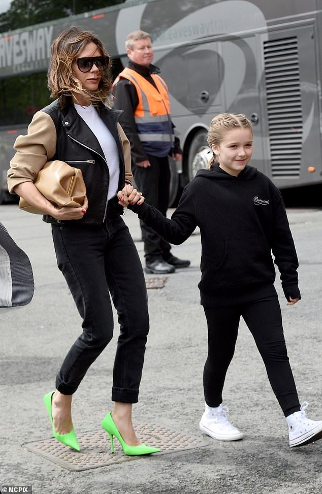 David Beckham's daughter was criticized by ungrateful netizens for being old, compared to Angelina Jolie's daughter - Picture 2