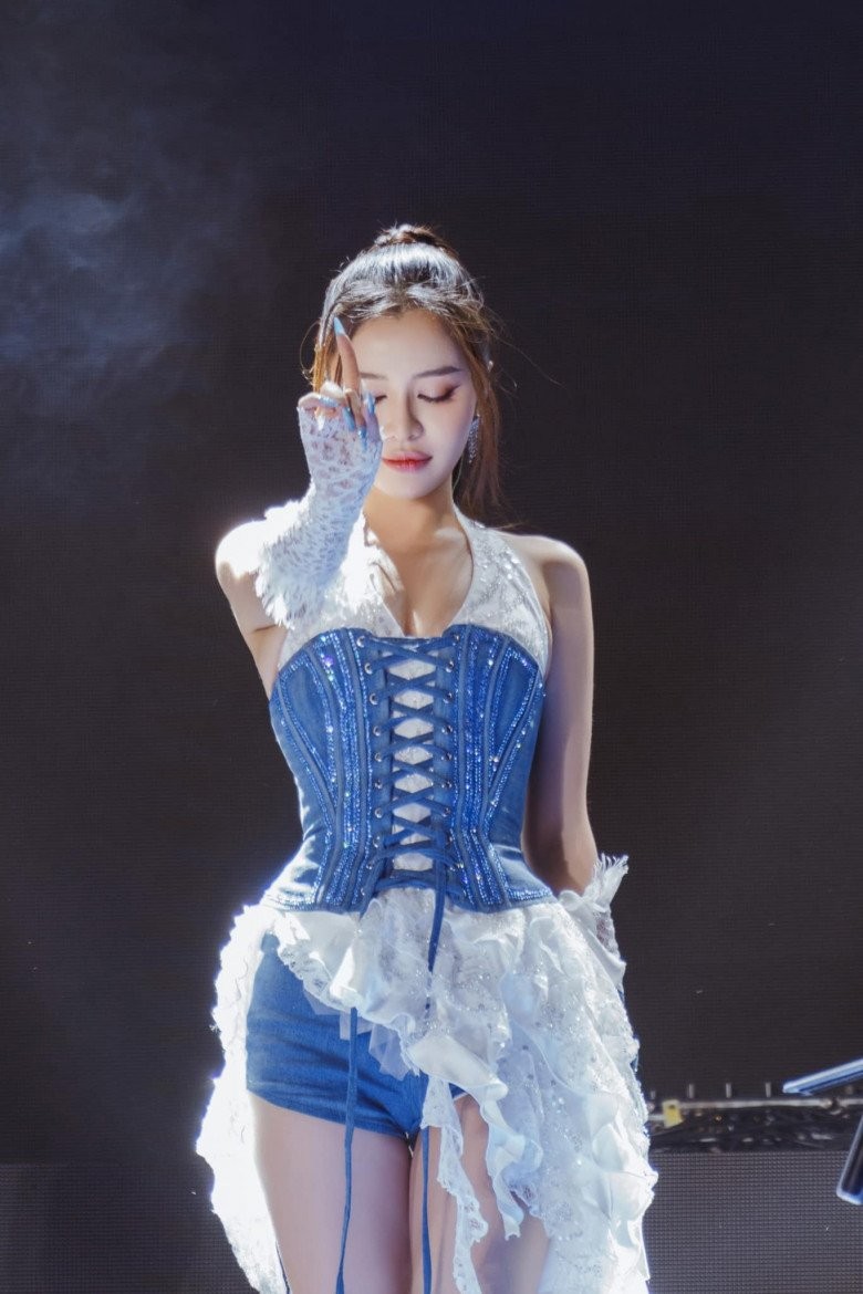 Bích Phương gây hoảng hốt với khuôn mặt biến dạng, miệng méo trên sóng truyền hình, nghi PTTM hỏng? - Hình 6