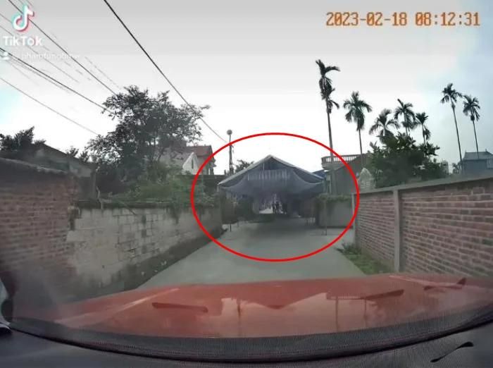 Cô dâu vừa lấy chồng xong đã đích thân bóc phốt đội dựng rạp đám cưới như chuồng gà - Hình 9