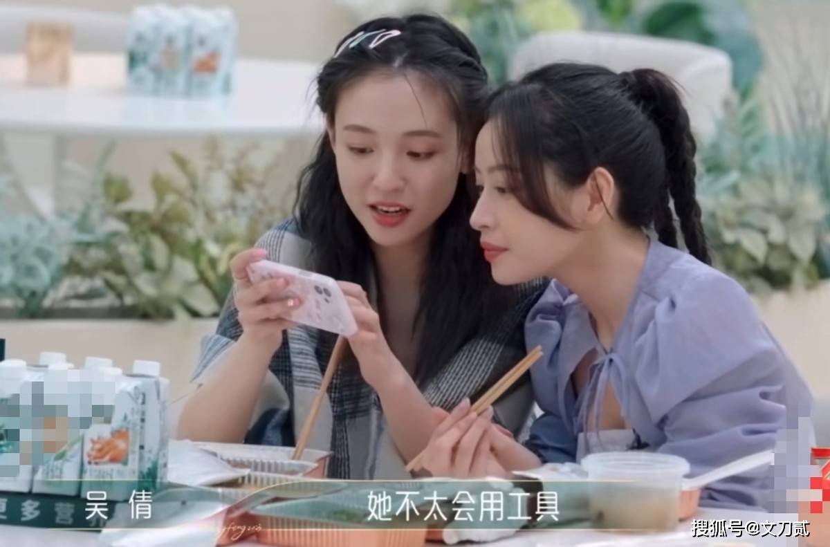 Đạp gió: Ngô Thiến lần đầu khoe con, Chi Pu thở dài phán một câu khiến netizen xót xa - Hình 2