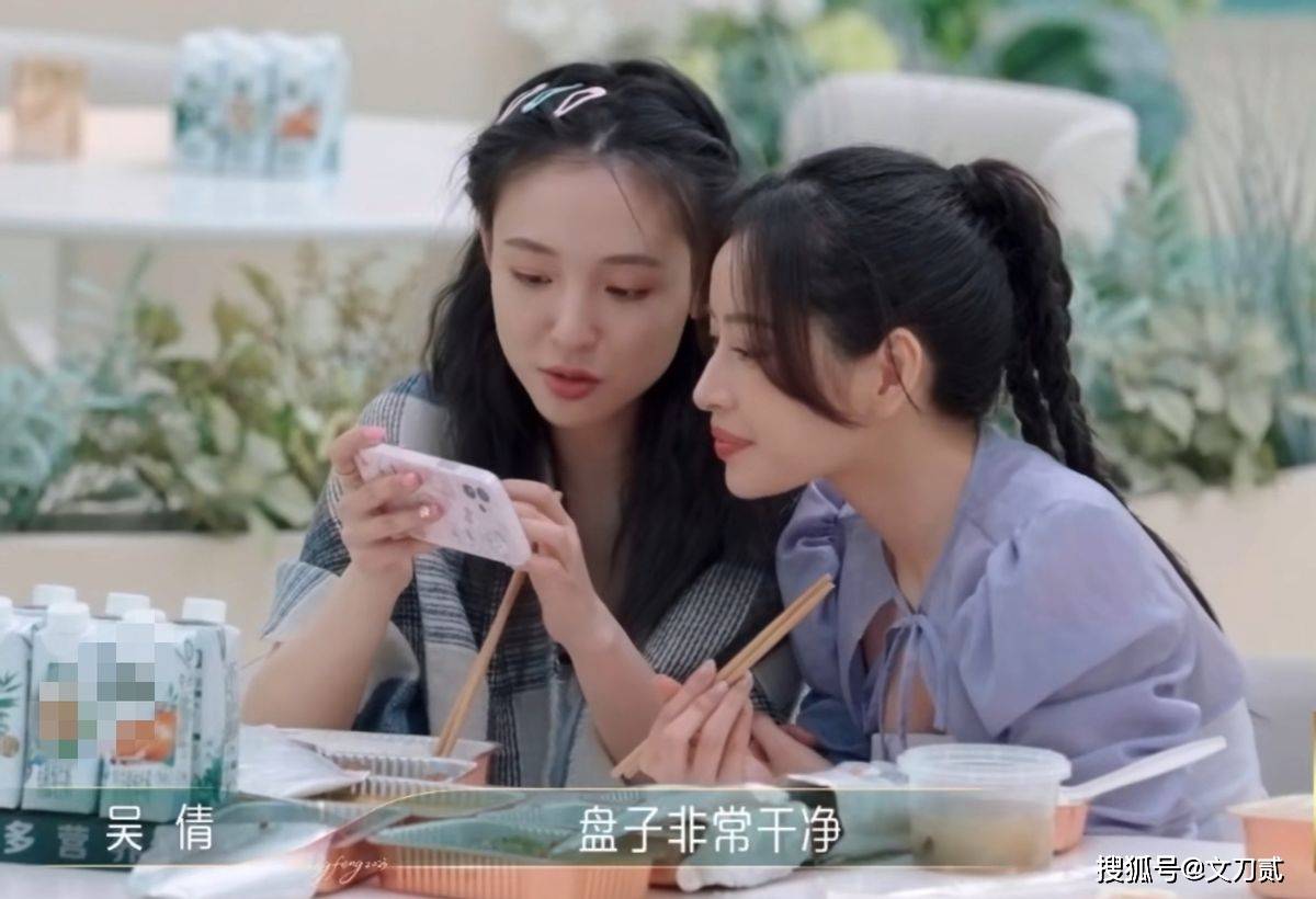 Đạp gió: Ngô Thiến lần đầu khoe con, Chi Pu thở dài phán một câu khiến netizen xót xa - Hình 3