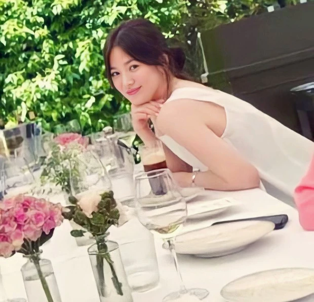 Lộ ảnh Song Hye Kyo hẹn hò 1 nam thần từng say đắm Son Ye Jin, Song Seung Hun - Lee Min Ho mất lượt? - Hình 6