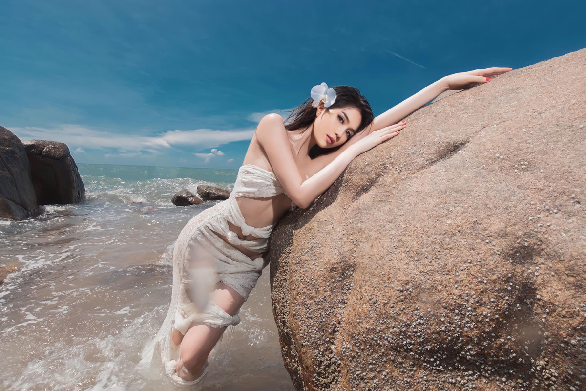 Ngọc Trinh đỏ mặt phơi hình thể với váy cắt xẻ lồ lộ, bí mật đằng sau gây chấn động? - Hình 3
