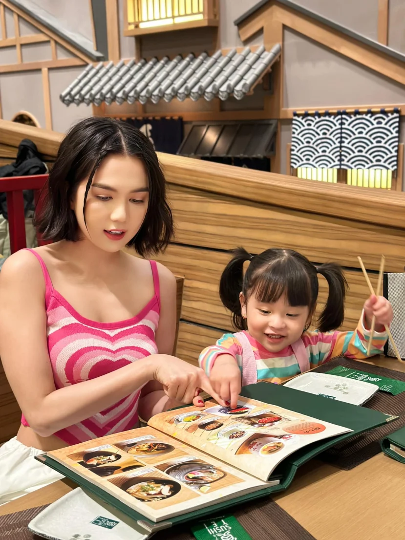 Ngọc Trinh đỏ mặt phơi hình thể với váy cắt xẻ lồ lộ, bí mật đằng sau gây chấn động? - Hình 9