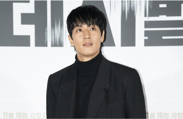 Song Hye Kyo rớt giá thảm hại, bị 1 nam thần từ chối thẳng mặt, người đàn ông lạ xuất hiện giải vây? - Hình 3