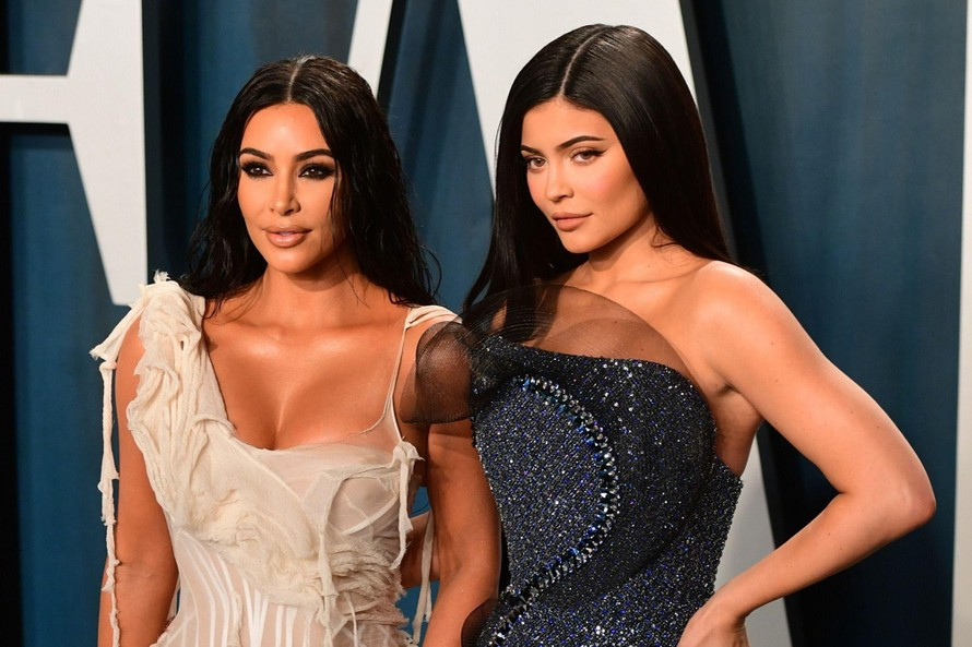 The Kardashian sisters were sarcastically criticized for knowing someone who was unlucky, and responded strongly to the anti-fan - Picture 2