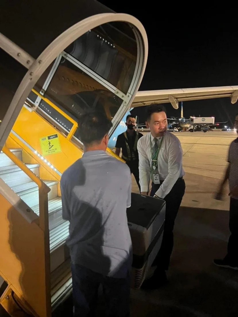 159 hành khách và toàn thể phi hành đoàn vui vẻ delay để chờ... một trái tim - Hình 2
