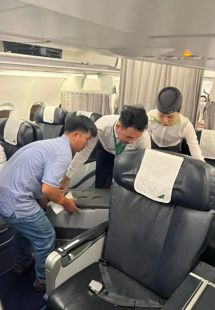 159 hành khách và toàn thể phi hành đoàn vui vẻ delay để chờ... một trái tim - Hình 3