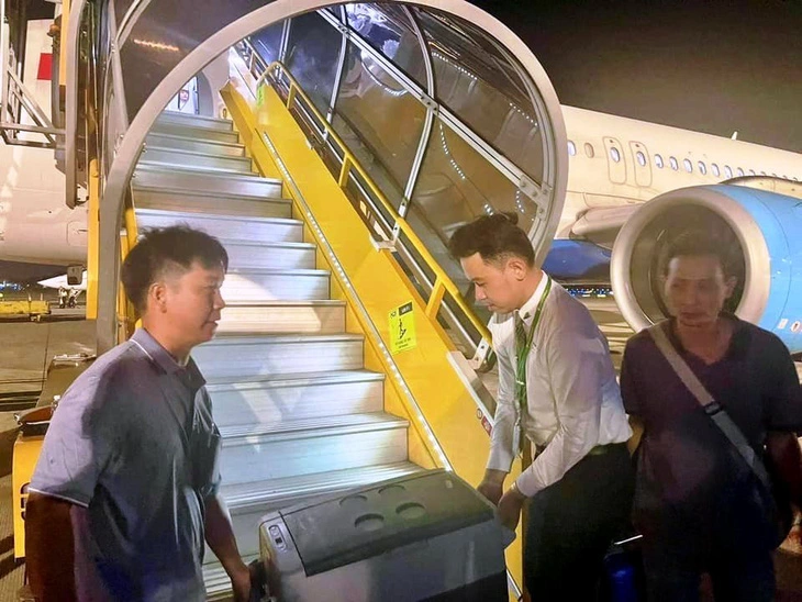 159 hành khách và toàn thể phi hành đoàn vui vẻ delay để chờ... một trái tim - Hình 1