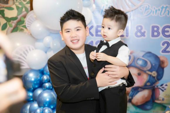 Bằng Kiều tổ chức sinh nhật cho 2 con trai, thái độ vợ mới khi đụng độ vợ cũ làm dân tình bàn tán - Hình 6